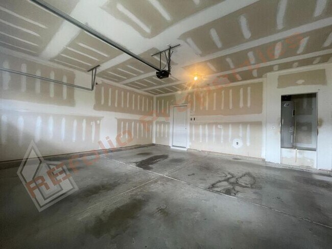 Building Photo - Luxury 3 Story 4 BD/3.5 Bath Townhome @ Sm...