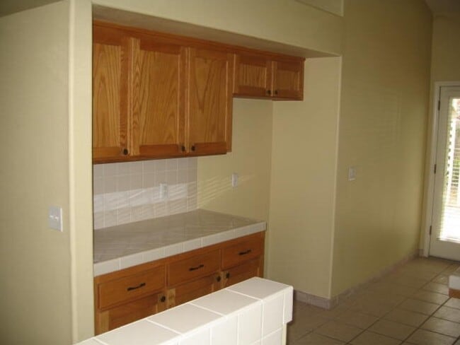 Building Photo - N.E. Fresno Newer Home, 3 car Garage, Like...