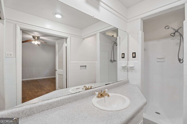 Building Photo - 3543 Cloudland Dr