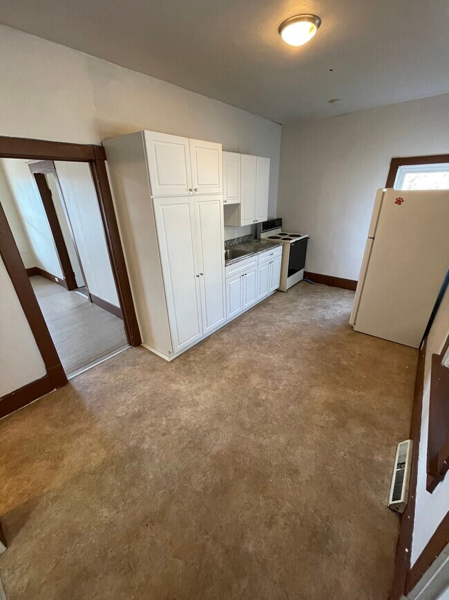 Building Photo - 1305 Merrill Ave