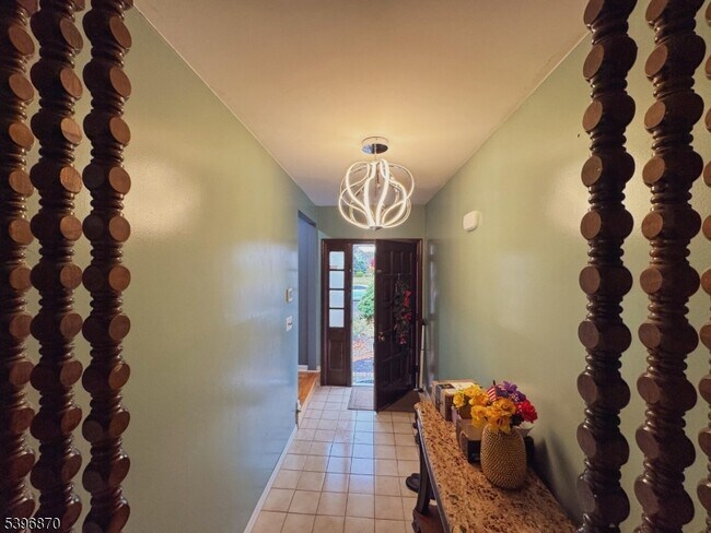 Building Photo - 617 Sycamore St