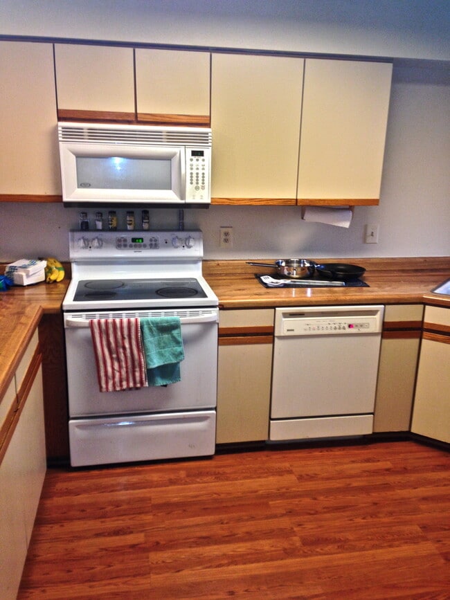 Building Photo - PRE-LEASE: 4 Bedroom 3.5 Bathroom Townhouse In Gold Run.  Walk To Campus!