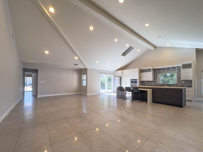 Building Photo - 15424 Camarillo St