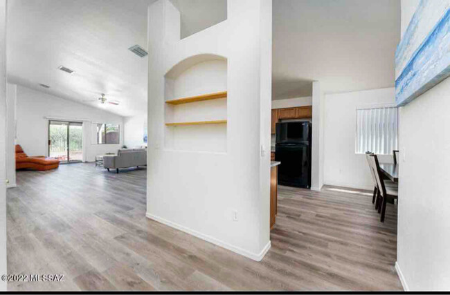 Building Photo - 667 S Painted River Way