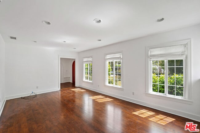Building Photo - 403 N Plymouth Blvd