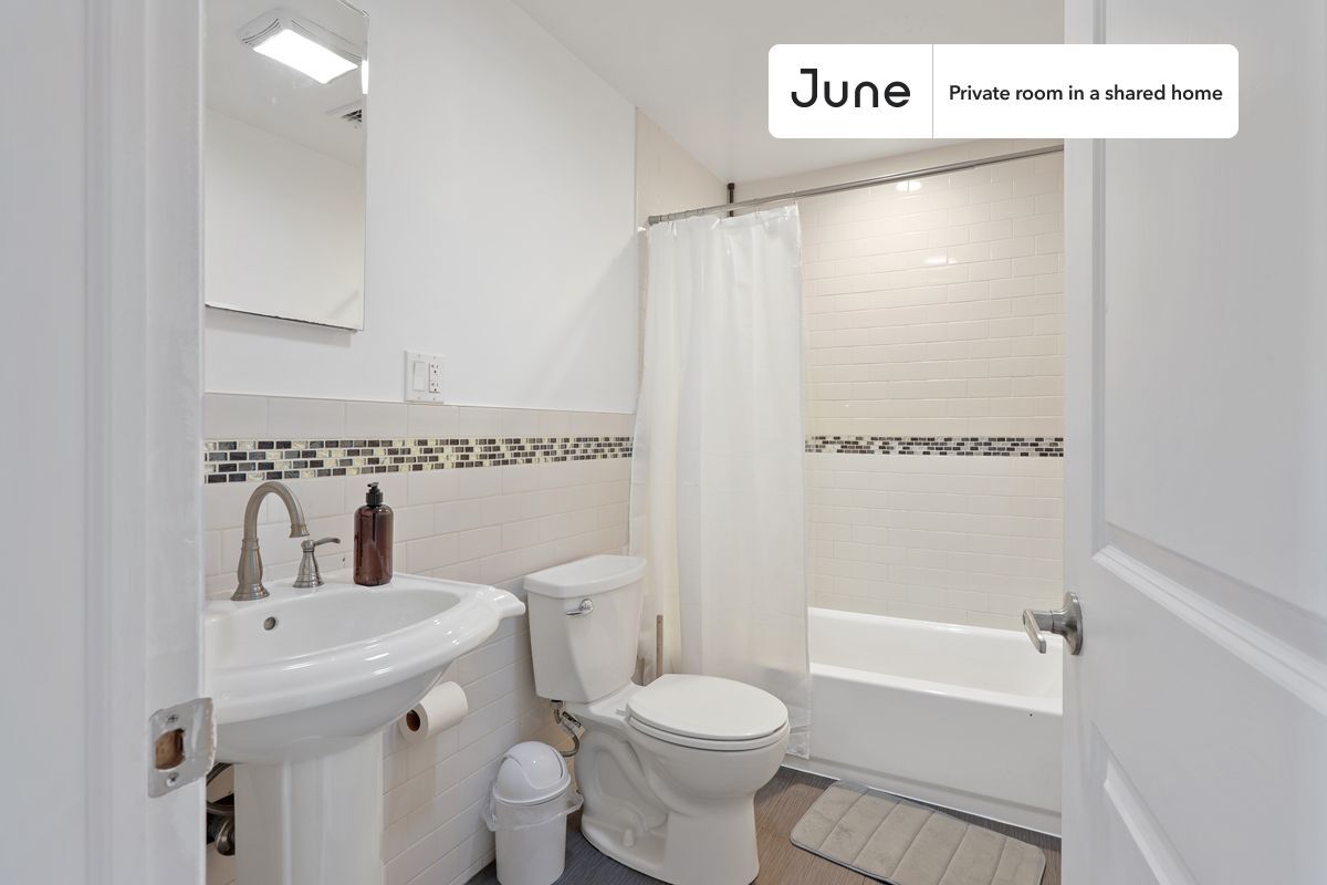 Building Photo - Private bedroom in 4 bed/2 bath Home