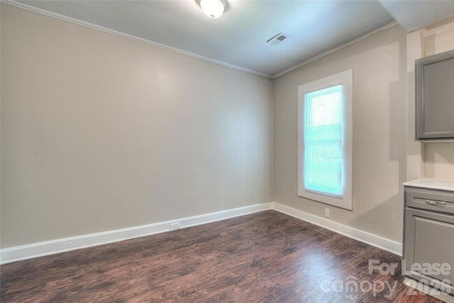 Building Photo - 620 N Moran St