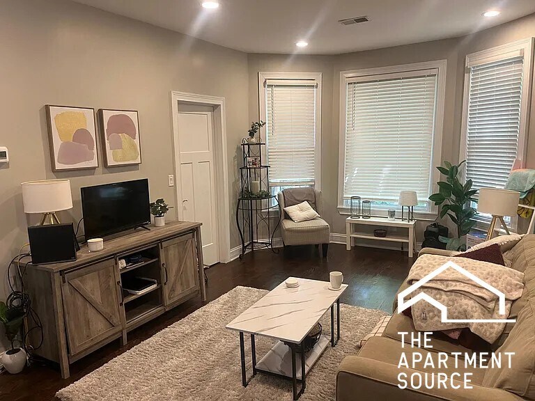 Building Photo - 2732 N Wilton Ave