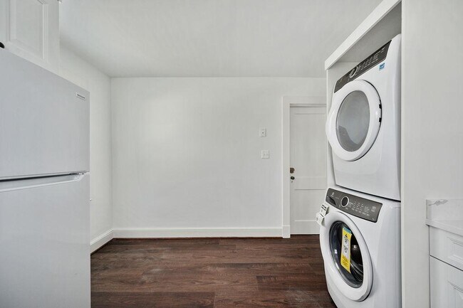 Building Photo - 819 Weedon St