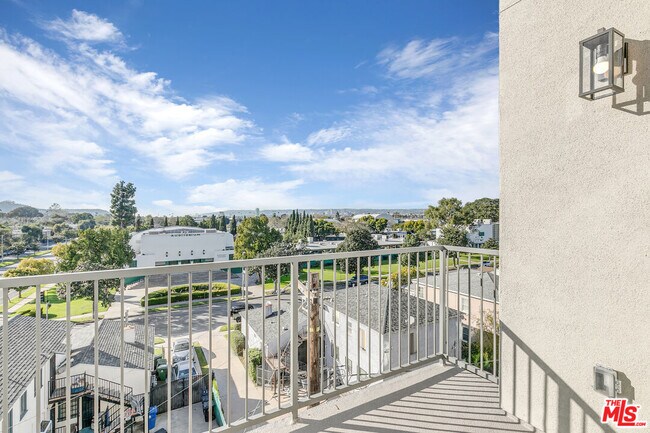 Building Photo - 3567 Chesapeake Ave