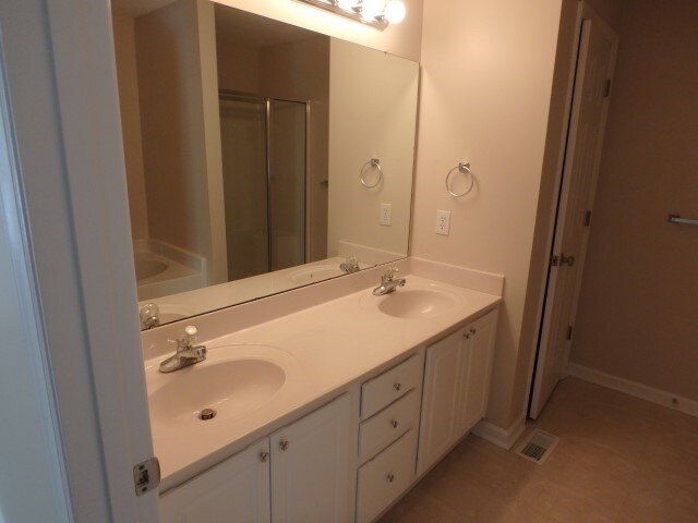 Building Photo - 8 Clarence Ln