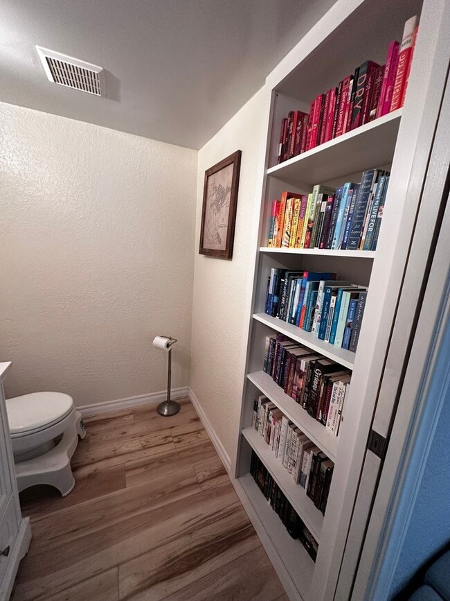 Building Photo - Beautiful, Charming 2-story townhome 2 bedroom and 1.5 bath located on the cusp of Clairemont and...