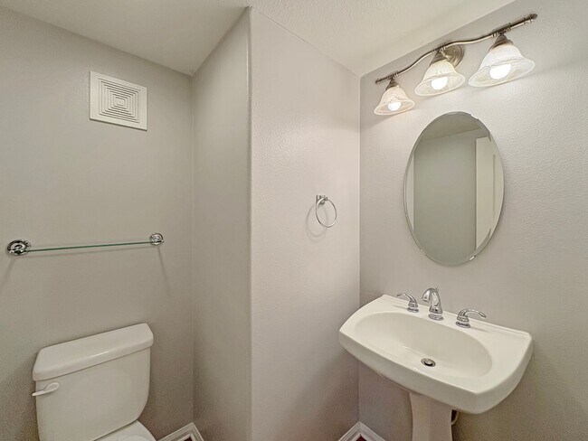 Building Photo - Beautiful 2B/2.5BA located in Santee!