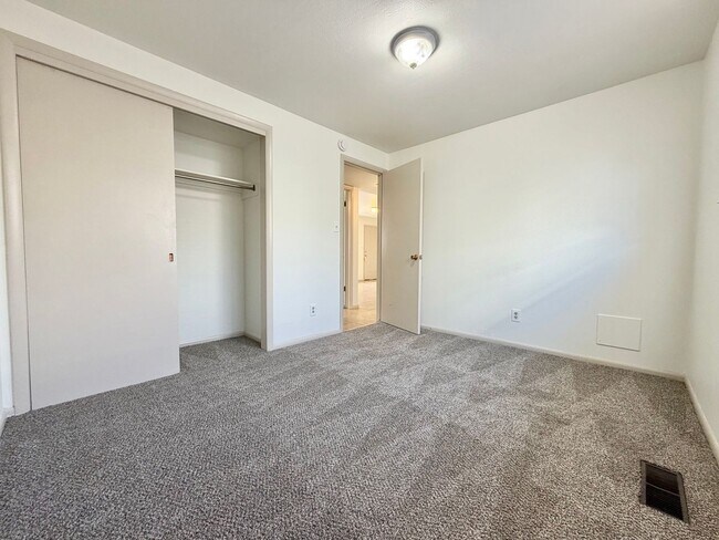 Building Photo - 522-528 N 200 E