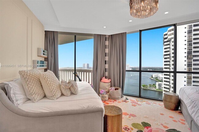 Building Photo - 2000 Island Blvd