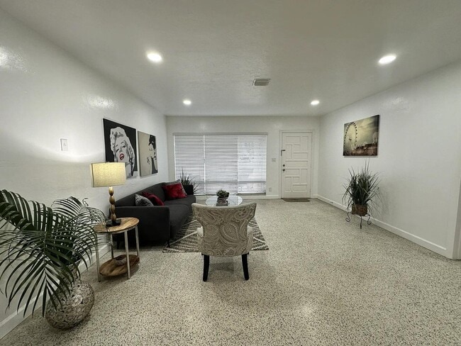 Building Photo - 950 E Dayton Cir
