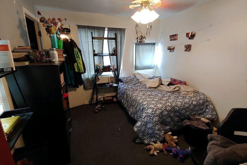 First upstairs bedroom. - 914 SW 8th Ln
