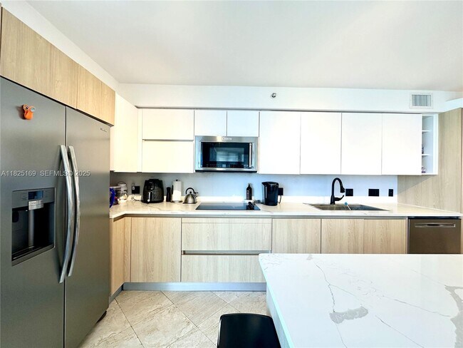 Building Photo - 15645 Collins Ave