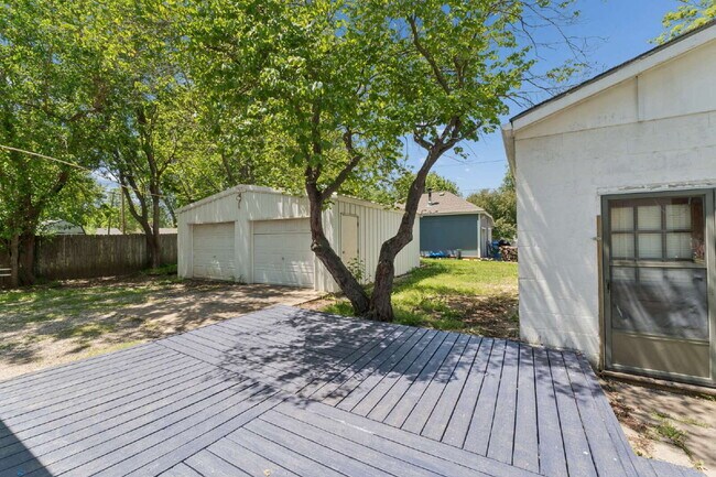 Building Photo - Welcome home to this stunning, light-filled rental that truly has it all! Featuring huge living s...