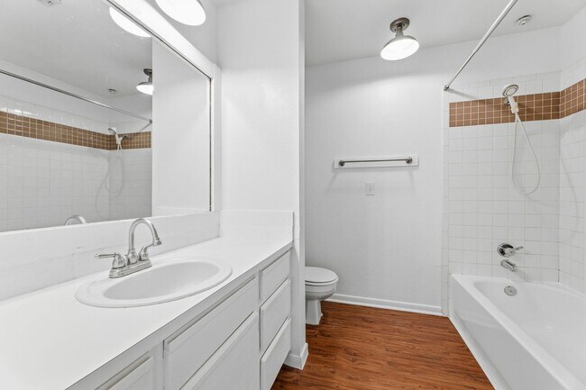 Building Photo - Amazing 1 bedroom, 1 bathroom Condo in Montevista!