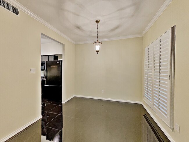 Building Photo - 4343 Bellaire Dr S