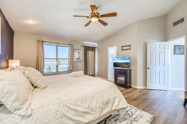 Building Photo - Beautiful Westside home FURNISHED with 4 b...