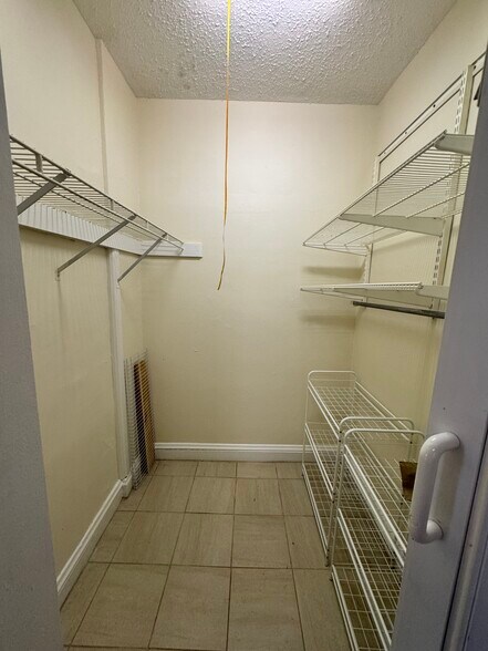 Building Photo - 8 Barrows St