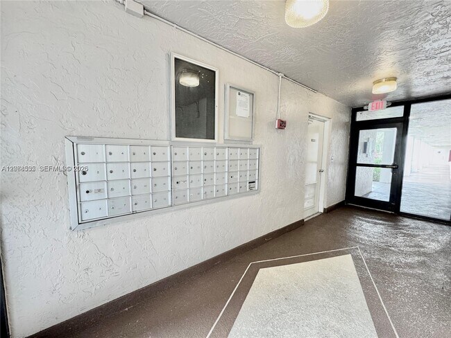 Building Photo - 1075 Riverside Dr
