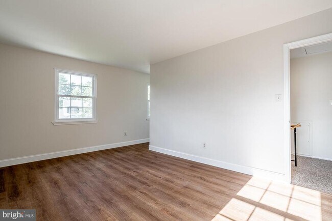 Building Photo - 10 Honey Locust Ln