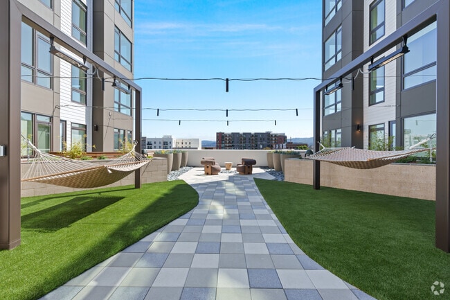 Outdoor Lounge - Bell South City