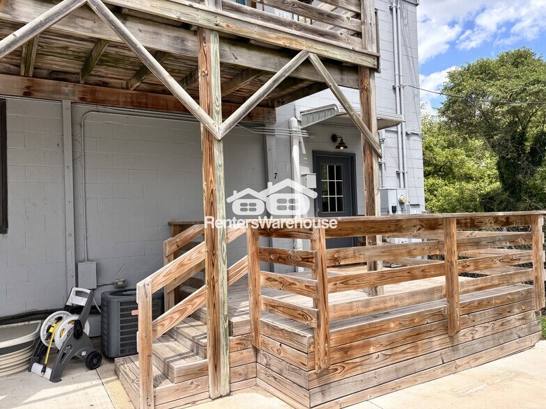 Building Photo - 6633 NW 6th Dr