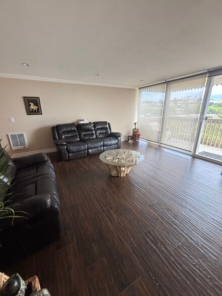 Living Room - 6526 Ocean Crest Dr