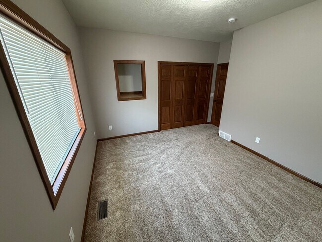 Building Photo - Feels like a New Home!