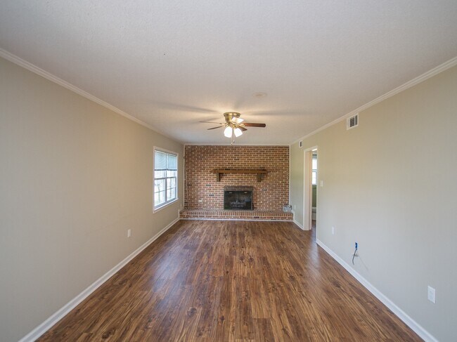 Building Photo - Beautiful Home in Athens City near Buc-ees!