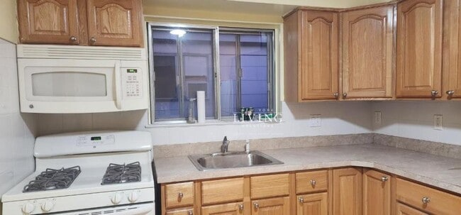 Building Photo - 3 bedroom in BROOKLYN NY 11236