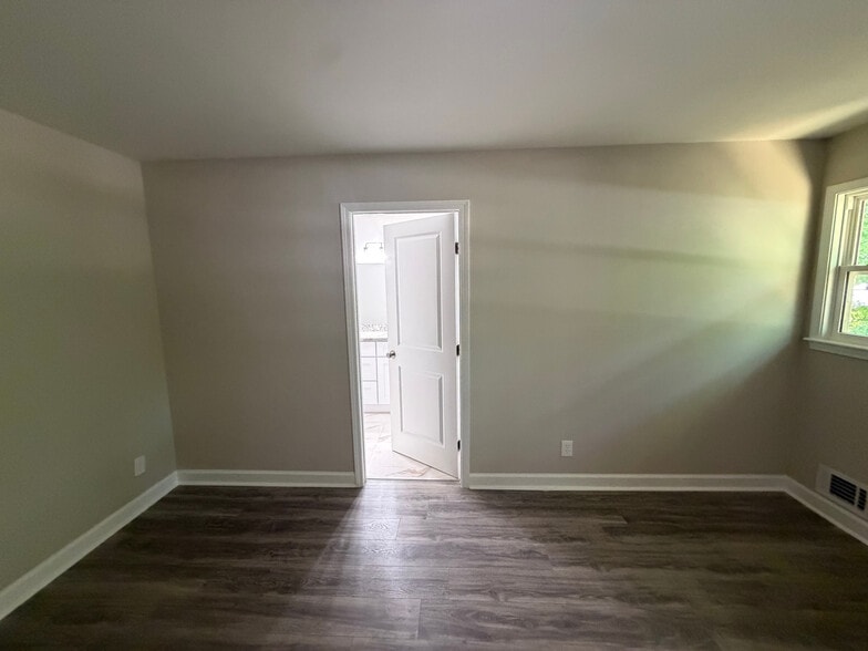 Building Photo - Room in House on Heritage Hills Cir