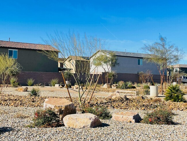 Building Photo - Newer 5 Bd, 3 Bth, Bonus Room, Open Floor ...