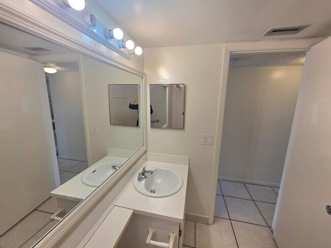Building Photo - 203 Foxtail Dr