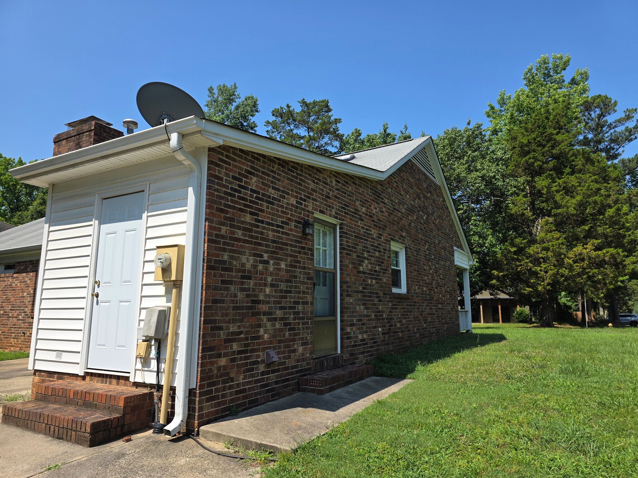 Building Photo - 1301 Rock Point Rd