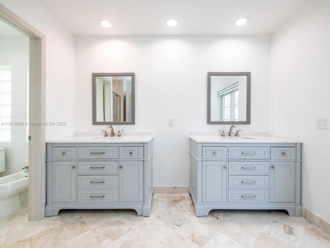 Building Photo - 20729 NE 32nd Ave