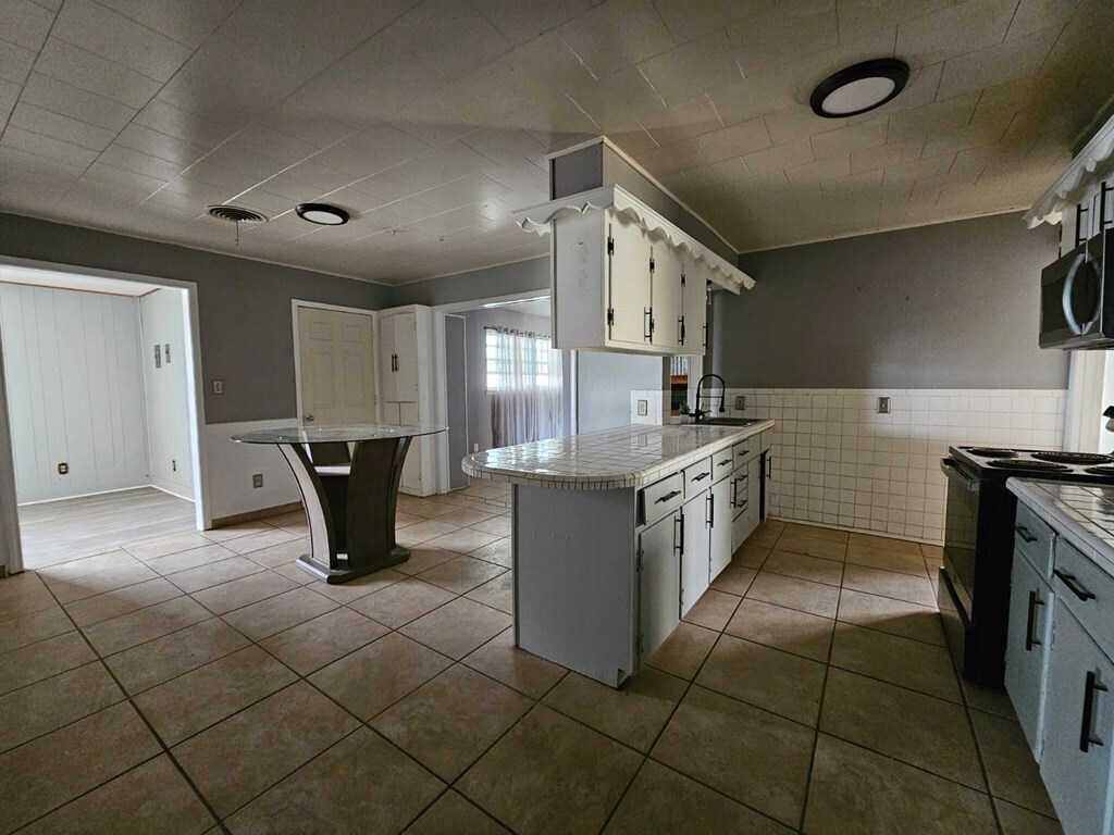 Building Photo - 601 NW 12th Pl