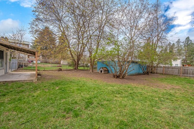 Building Photo - Central CDA rancher 2 bed 1 bath with 2 ca...