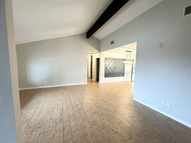 Building Photo - Great Views/3BED 2BATH/SOLAR/Move in ready