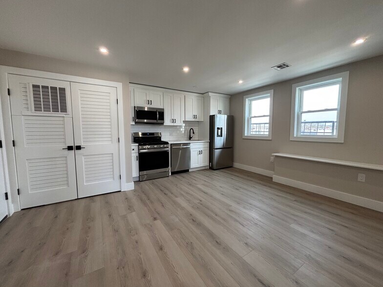 Building Photo - 130 Elm St