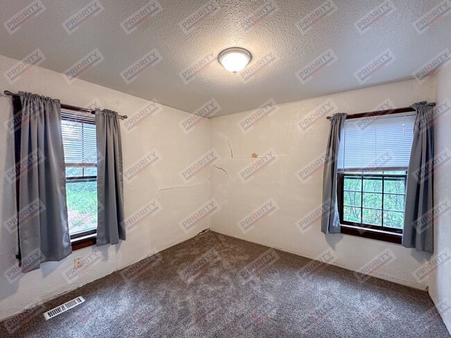 Building Photo - 3 bedroom, 2 bath single-family home