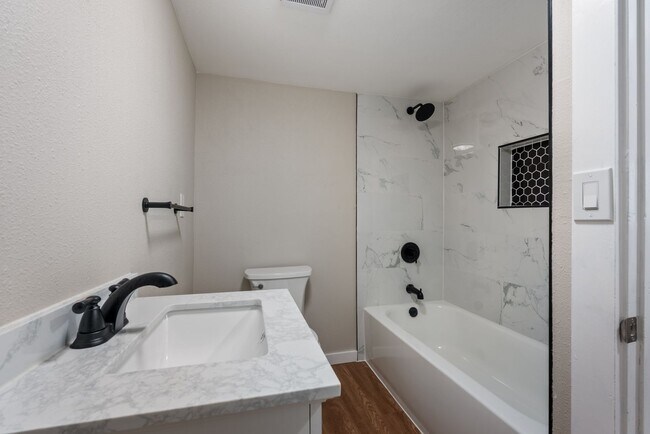 Building Photo - Spacious 5-bed, 2.5-bath home available in SE Portland