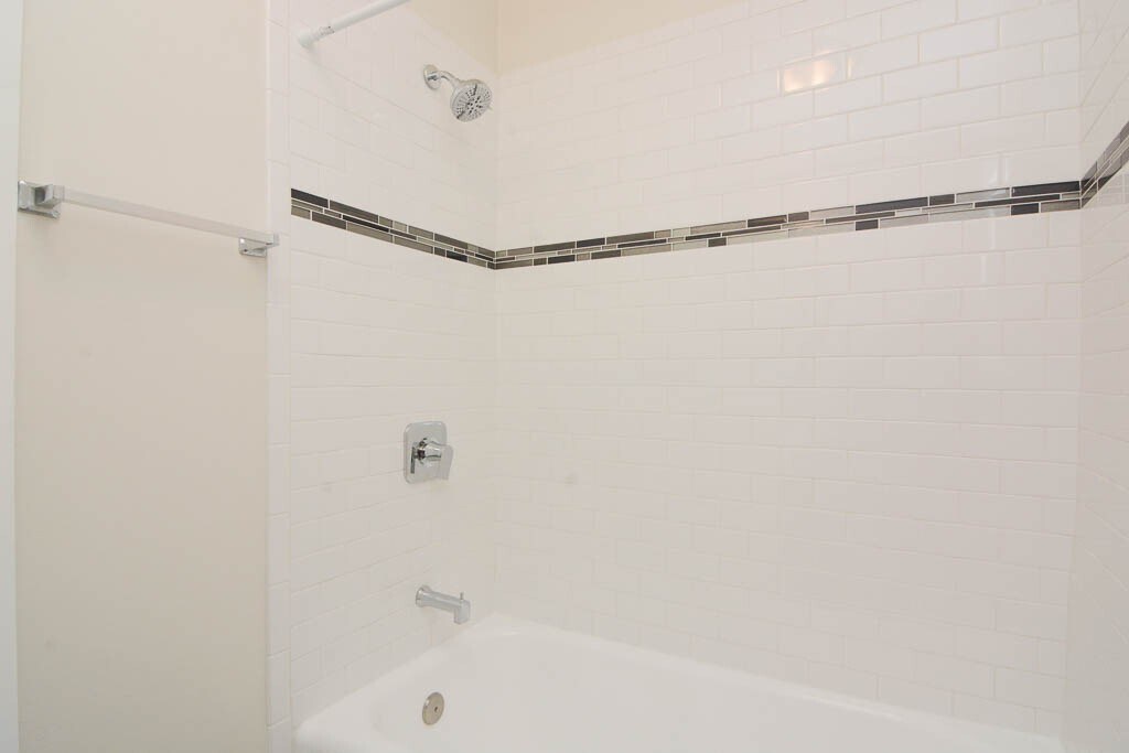 Building Photo - 727 W Roscoe St