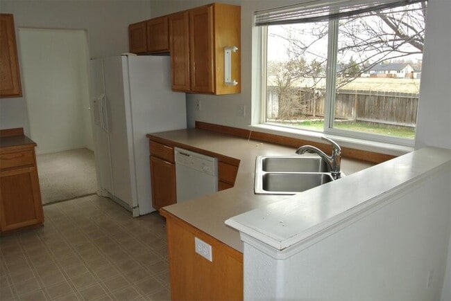 Building Photo - 944 NW Oak Pl