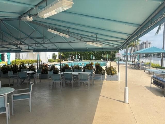 Building Photo - 800 Parkview Dr