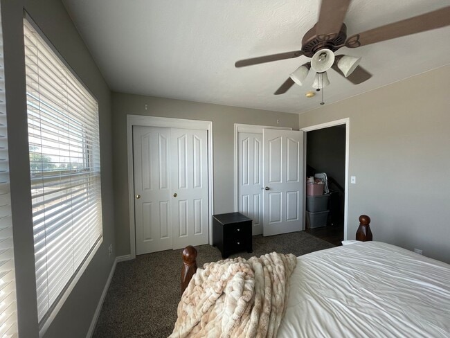 Building Photo - 2 Bedroom 2.5 Bath